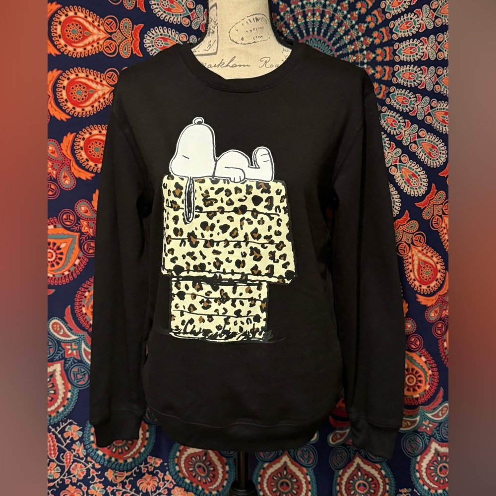 Junior’s peanuts character graphic sweatshirt size Medium Love tribe